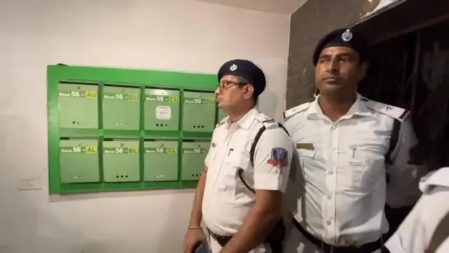 उस फ़्लैट के सामने पुलिस का पहरा है जहाँ सांसद अज़ीम की हत्या हुई थी