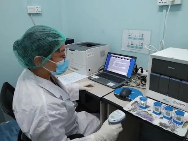  Stool specimen (မစင်နမူနာ)ကို အသုံးပြုပြီး GeneXpert Ultra စက်နဲ့ တီဘီရောဂါရှာဖွေမှု နည်းပညာအသစ်ကို USAID က မြန်မာမှာထောက်ပံ့ပေးခဲ့ပါတယ်။ 