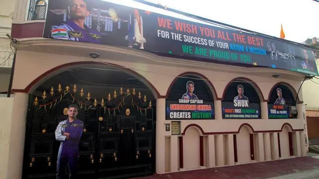 लखनऊ में शुभांशु शुक्ला के घर के बाहर लगे शुभकामनाओं से भरे पोस्टर