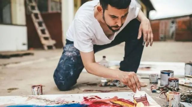 Un homme en train de peindre