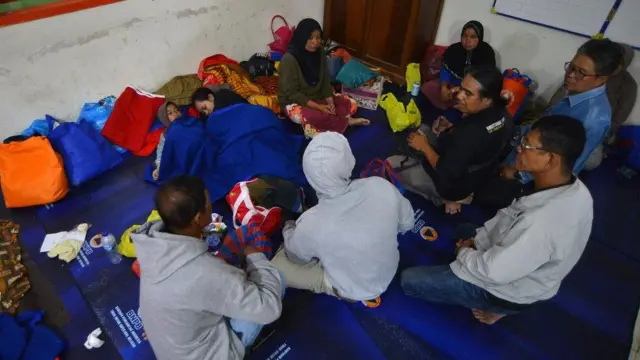 Sejumlah pengungsi banjir bandang berada di SDN 08 Kubang Duo Koto Panjang, Nagari Bukik Batabuah, Agam, Sumatera Barat, Minggu (12/5/2024). Sedikitnya 85 jiwa yang rumahnya terdampak banjir bandang diungsikan ke sekolah tersebut.