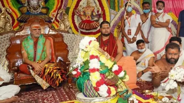 శ్రీశారదా పీఠం, స్వరూపానందేంద్ర స్వామి, వైఎస్ జగన్మోహన్ రెడ్డి, కేసీఆర్, చంద్రబాబు నాయుడు, టీడీపీ ప్రభుత్వం, వైసీపీ ప్రభుత్వం, విశాఖపట్నం, వైజాగ్, తిరుమల, టీటీడీ