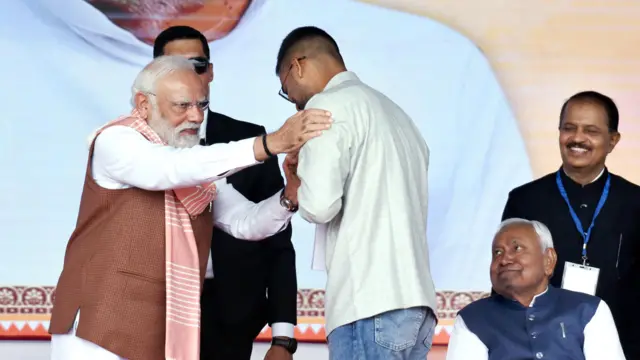 पीएम मोदी और दीपक प्रकाश