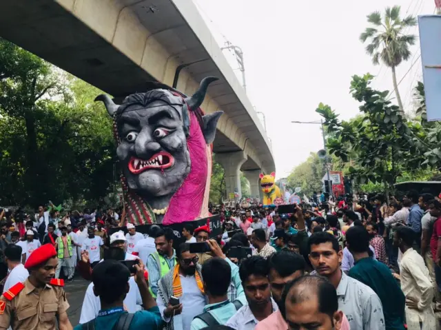 এই মোটিফ নিয়ে সবচেয়ে বেশি বিতর্ক হয়েছে এবার