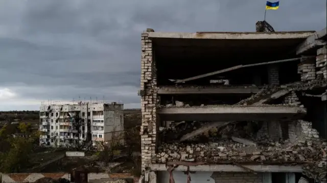 Drapeau ukrainien flottant au-dessus d'un immeuble à Archangelske.