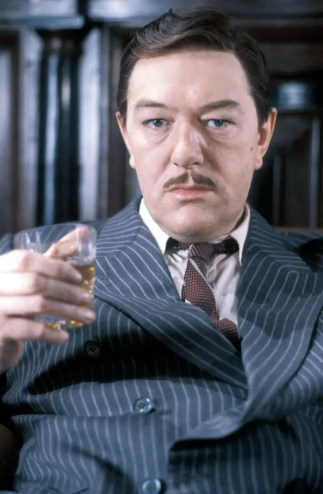 Gambon como Phillip Marlow na série "The Singing Detective"