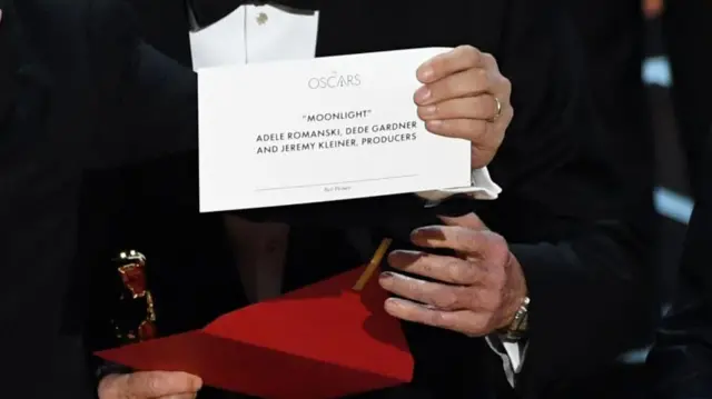 La tarjeta de 2017 que muestra que "Moonlight" era la ganadora de la noche.