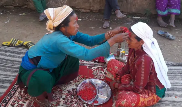 श्रीमान्का प्रतिनिधिको रूपमा देउरानीलाई दशैँमा टीका लगाइदिँदै जेठानी