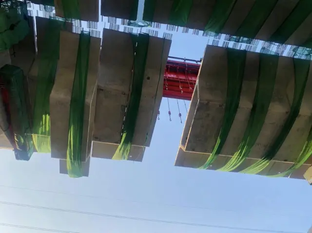 โครงสร้างสร้างชิ้นส่วนคานขาดแล้วหล่นลงมา