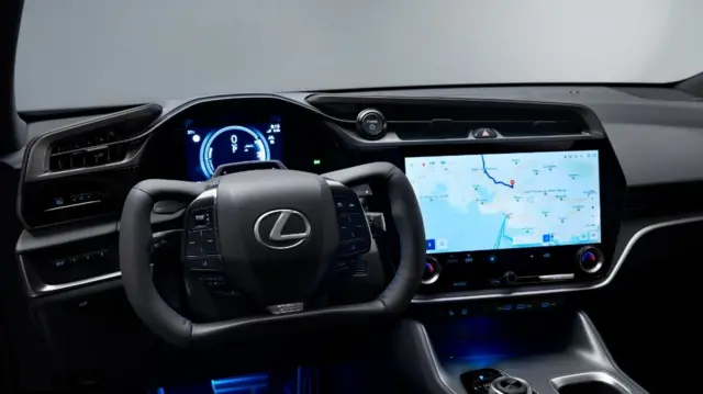 لکسوس RZ را می‌توان با فرمان الکتریکی سفارش داد که به دسته هدایت هواپیما شبیه است