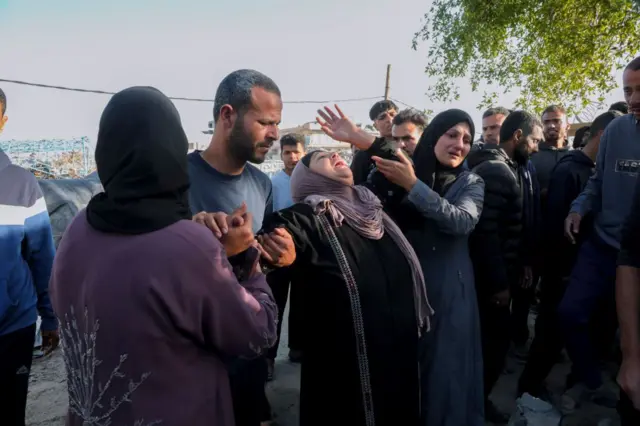 La familia y amigos del periodista Hossam Shabat en su funeral