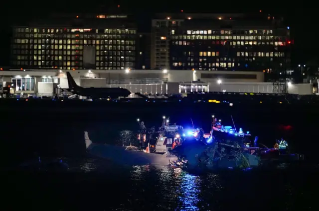 Un equipo de rescate en el sitio del accidente en el río Potomac