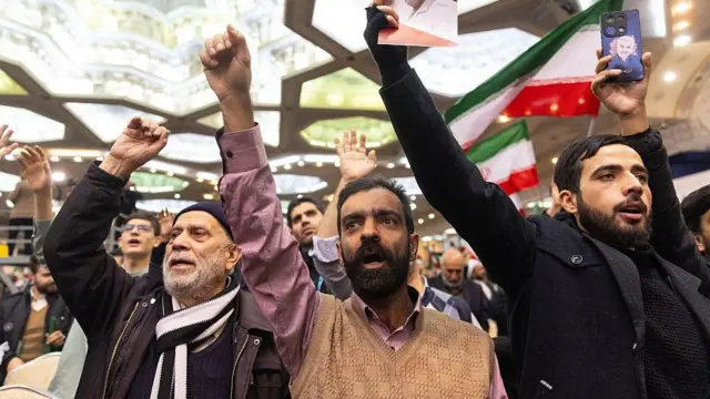 Чоловіки протестують з іранськими прапорами