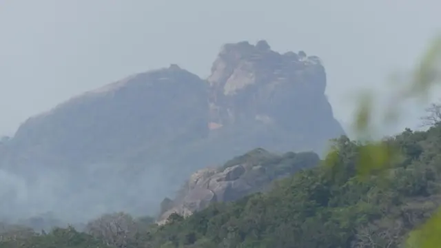 කඳු මුදුනට පෙනෙන සීගිරිය