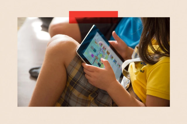 Enfants regardant des dessins animés en ligne avec la tablette iPad