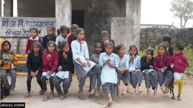 ခရစ်ကတ် ကစားရင်း ကျောင်းပျော်နေကြသူတွေ