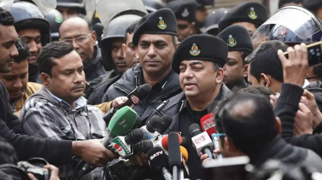 ২০১৮ সালের ১২ই জানুয়ারি, র‍্যাপিড অ্যাকশন ব্যাটালিয়ন (র‍্যাব) এর মহাপরিচালক বেনজির আহমেদ ঢাকায় গণমাধ্যমের সাথে কথা বলছেন, ফাইল ছবি।