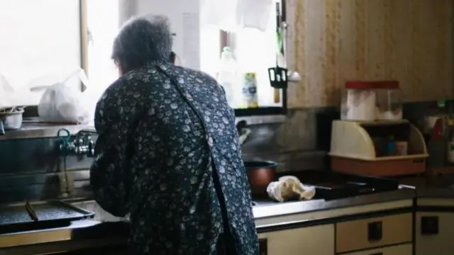 ஹிகிகோமோரி: பிள்ளைகளுக்காக 'சிறைவாசத்தை அனுபவிக்கும் தென் கொரிய பெற்றோர்கள் - காரணம் என்ன?