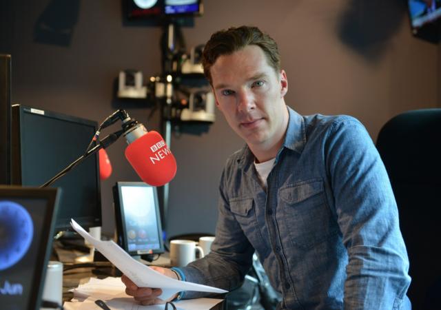 Benedict Cumberbatch um homem brancoaposta jogo de futebol onlinecabelo curto sentadoaposta jogo de futebol onlinefrente a um microfone da BBC