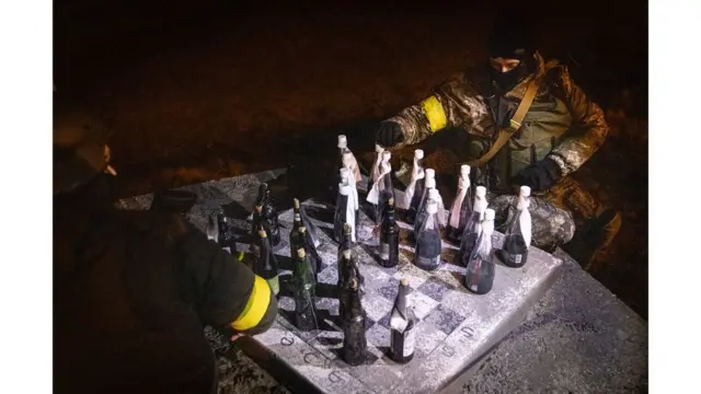 Tentara Ukraina bermain catur dengan bom molotov