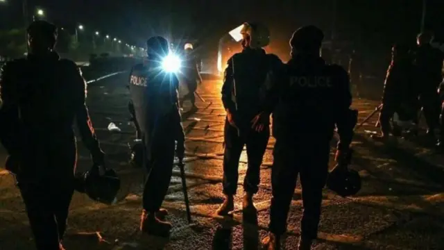 போராட்டமன்று இரவு மின்சாரம் துண்டிக்கப்பட்டது