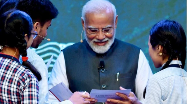 बच्चों के साथ पीएम मोदी