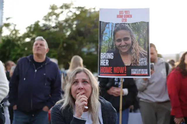 Una mujer expectante con una pancarta en Tel Aviv