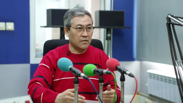 "Жалпы кызыкчылыктарды издөө" эл аралык уюмунун Азия боюнча аймактык кеңешчиси Кеңешбек Сайназаров Баткендеги кандуу окуялар кара так болуп кала берерин, ошентсе да тынчтыкты камсыздоо үчүн чек ара маселесин чечип, мамилени жакшыртуудан башка жол жок экенин белгилейт