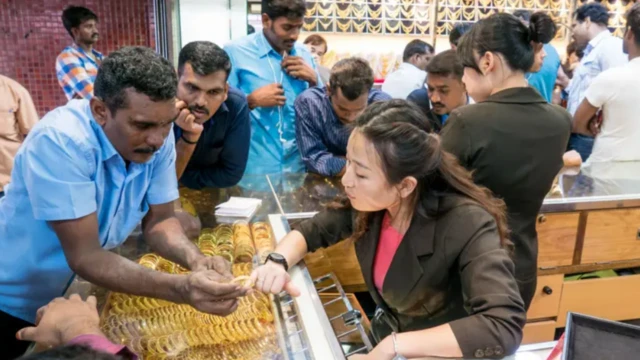 ਸੋਨੇ ਦੇ ਗਹਿਣੇ ਖਰੀਦਦੀ ਮਹਿਲਾ