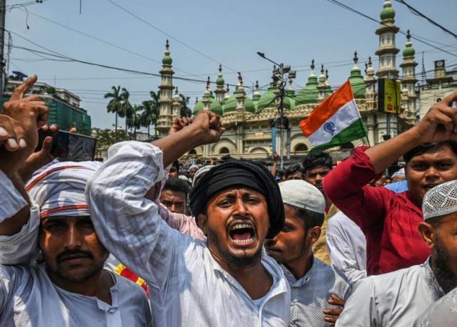 نشطاء مسلمون يشاركون في مسيرة وحدة لتعزيز الوئام المجتمعي في كولكاتا في 14 يونيو 2022، في أعقاب الاحتجاجات على مستوى البلاد التي اندلعت بعد تصريحات عن النبي من قبل متحدث سابق من الحزب الحاكم.