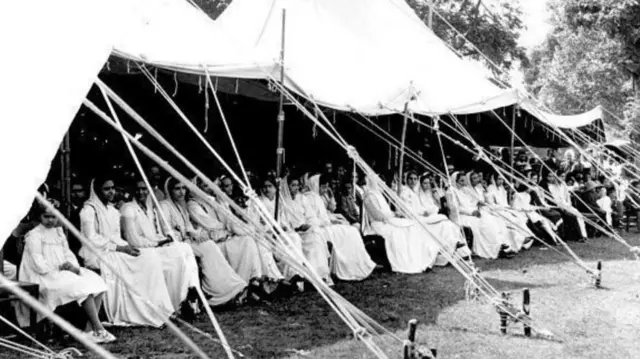 1910 साली क्रिकेट स्पर्धेचा आस्वाद घेणाऱ्या पारशी महिला 