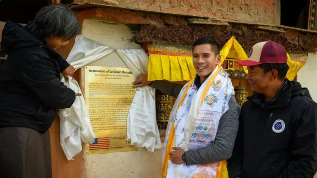 अमेरिकी राजदूतवासका अधिकारी र मुस्ताङका स्थानीय उक्त गुम्बा पुनर्निर्माण परियोजना सम्पन्न भएको कार्यक्रम स्थल।
