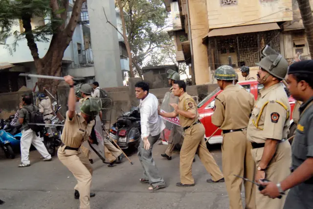 બોટાદ , પોલીસ , ગુજરાત પોલીસ , અત્યાચાર , ગંભીર ગુનો , સગીર , મુસ્લિમો , બીબીસી ગુજરાતી