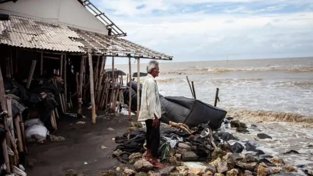 Pakar kelautan dari Universitas Sam Ratulangi (Unsrat), Rignola Djamaludin, mengatakan kerentanan wilayah pesisir dan pulau-pulau kecil akan semakin tinggi jika dilakukan pengerukan pasir laut.