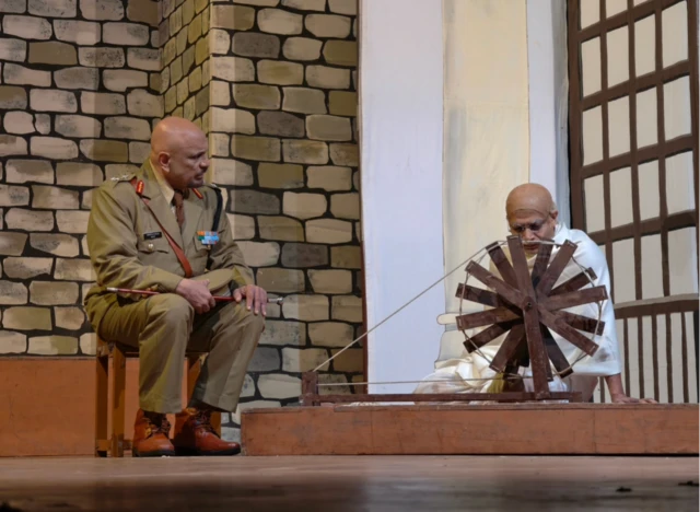 નથુરામ ગોડસે, ગાંધીજી, ગુજરાત, અમદાવાદ, નાટક, હિન્દુત્વ, કૉંગ્રેસ, બીબીસી ગુજરાતી 