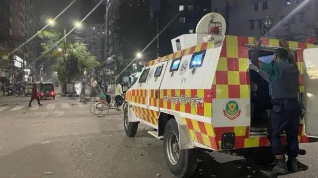 শান্তিনগর মোড়ে টহল দিচ্ছে পুলিশের সাঁজোয়া যানের টহল