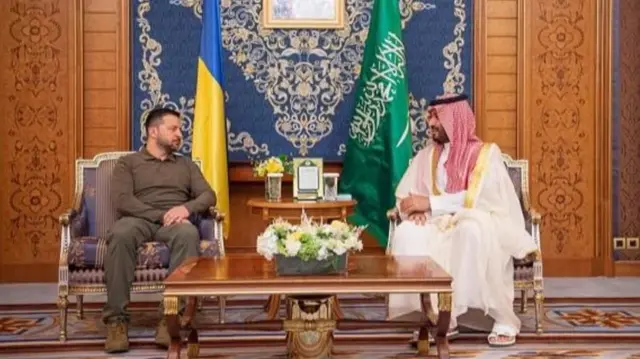 సౌదీ అరేబియా క్రౌన్ ప్రిన్స్ మహమ్మద్ బిన్ సల్మాన్, జెలియన్ స్కీ మే 2023లో భేటీ అయినప్పటి చిత్రం 