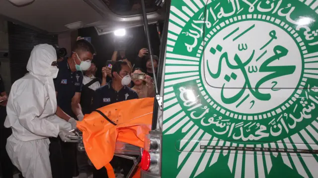 Petugas membawa jenazah korban runtuhnya bangunan mushala Pondok Pesantren (Ponpes) Al Khoziny untuk diidentifikasi di Rumah Sakit Bhayangkara H.S. Samsoeri Mertojoso, Surabaya, Jawa Timur, Jumat (3/10/2025). 