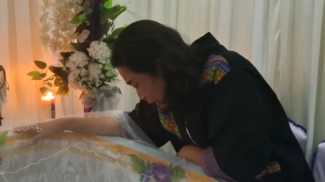 Nur Azizah, ibu dari dokter Icha saat menatap putri sulungnya terakhir kali dalam prosesi pemakaman. Ia sempat memuji putrinya itu karena tetap menjalankan tugas sesuai SOP meski di bawah tekanan dan intimidasi.