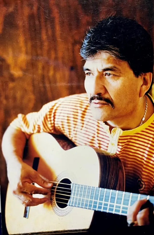 Martín Urieta con una guitarra. Vicente Fernández