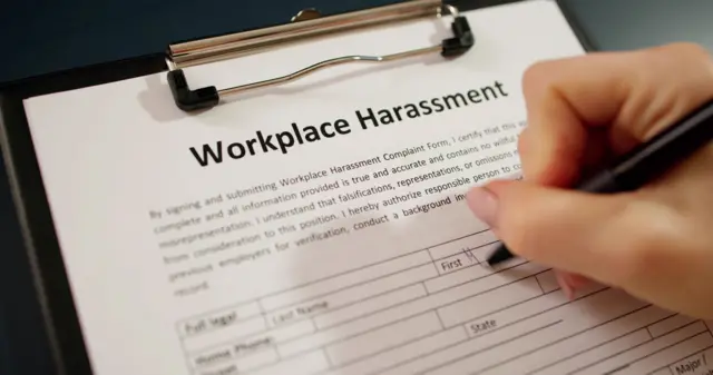 कायद्याच्या भाषेत या समितीला 'अंतर्गत तक्रार निवारण समिती' असं म्हणतात.