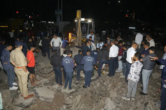 સુરત, બાળક ગટરમાં પડતાં મોત, બીબીસી ગુજરાતી, ગુજરાત