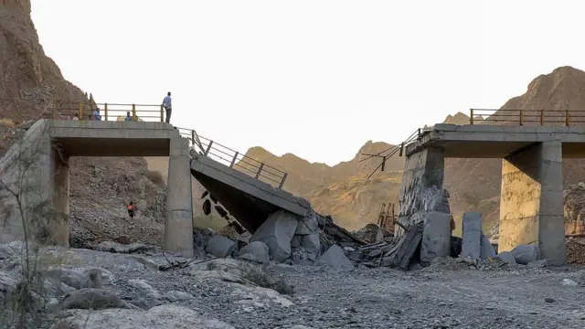 Se observa un puente gravemente dañado por un ataque estadounidense en la carretera que conecta Roudan y Bandar Abbas, en el sur de Irán, el 18 de julio de 2026. 