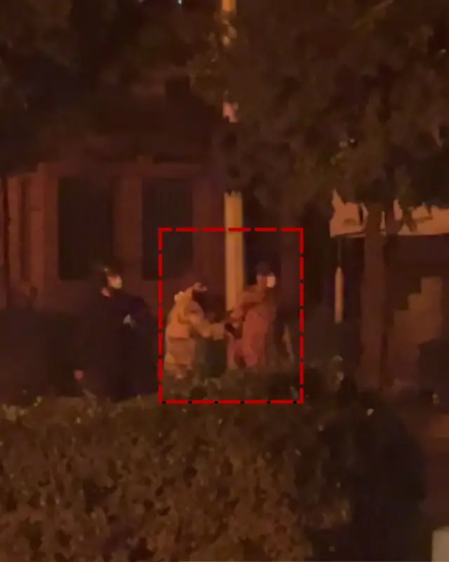 اسکرین‌شات از ویدیوی تیراندازی در آمل که سلاح کلاشنیکف دیده می‌شود 