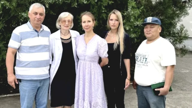 "Người phụ nữ mặc áo tím hoa cà" (giữa) sau đó được xác định là Inna Varlamova