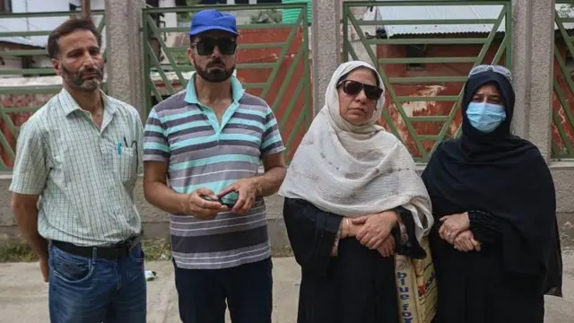 इराणमध्ये शिक्षण घेत असलेल्या काही विद्यार्थ्यांच्या पालकांनी सोमवारी श्रीनगरमध्ये एकत्रित येऊन त्यांच्या सुरक्षिततेची मागणी केली.