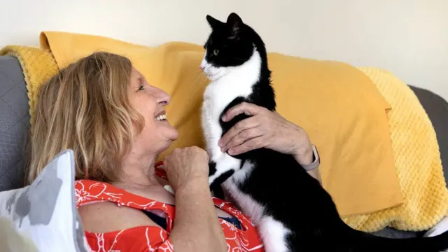 صاحب زبی گفت: به تنهایی زندگی کردن برای یک فرد ناشنوا می‌تواند خیلی منزوی‌کننده باشد اما نه وقتی یکی مثل زبی را دور و برتان داشته باشید. او قهرمان من است