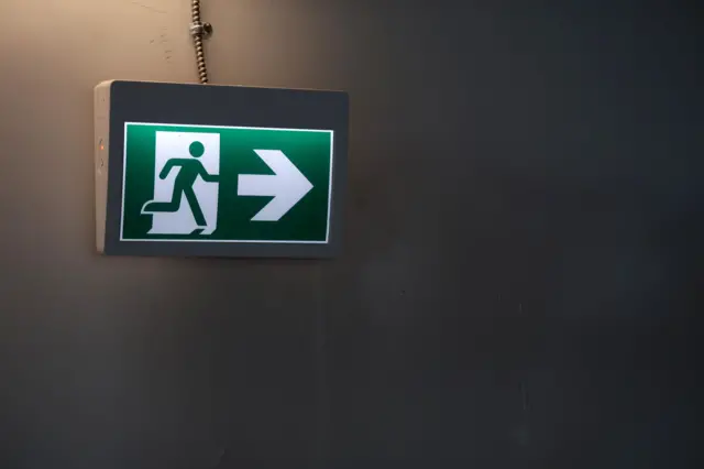 কোনও ভবনে আগুন লাগলে (বিদ্যুৎ থাকুক বা না থাকুক) জরুরি বহির্গমনের দিকে যাওয়ার পথে স্বয়ংক্রিয়ভাবে আলো জ্বলে ওঠার ব্যবস্থা থাকতে হবে বলে উল্লেখ করেন স্থপতি মি. হাবিব। 