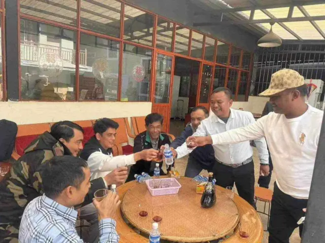 တပ်ထောက်ခံသူတွေ ဝေဖန်ခဲ့ကြတဲ့ ပန်ဆန်းညစာစားပွဲ