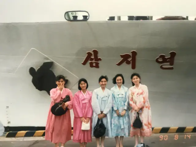 조총련계 예술단체인 금강산가극단원으로 활동하던 당시의 박순아씨(맨왼쪽)